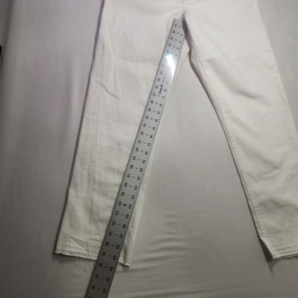 ⭐️NWT White GAP Straight Leg Jeans | Classic Fit Size 33 - Picture 2 of 9